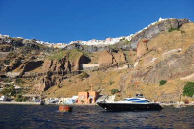 Santorini adası kıyısı ile lüks yat