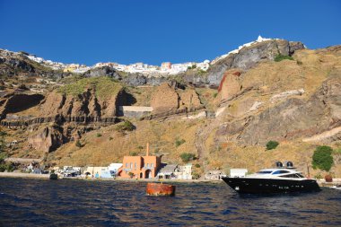 Santorini adası kıyısı ile lüks yat