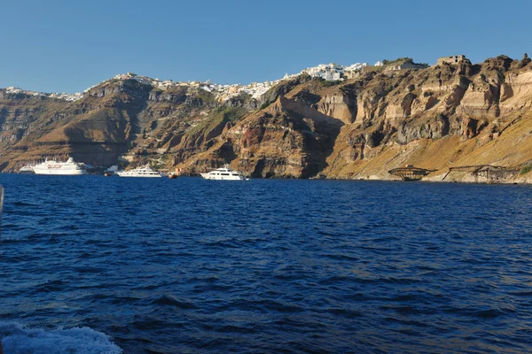 Santorini island coast with luxury yacht — Stock Photo, Image