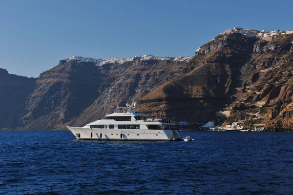Santorini eiland kust met luxejacht — Stockfoto