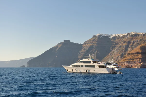 Побережье острова Санторини с роскошной яхтой — стоковое фото