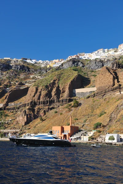 Pantai pulau Santorini dengan kapal pesiar mewah — Stok Foto