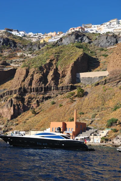 Santorini eiland kust met luxejacht — Stockfoto