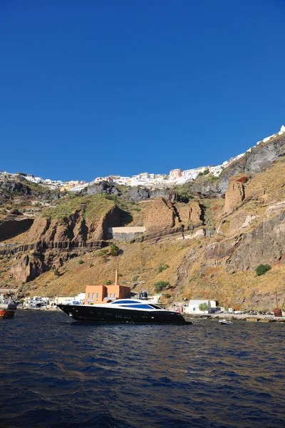 Côte de l'île de Santorin avec yacht de luxe — Photo
