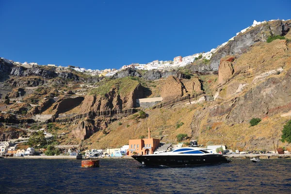 Santorini island coast with luxury yacht — Stock Photo, Image