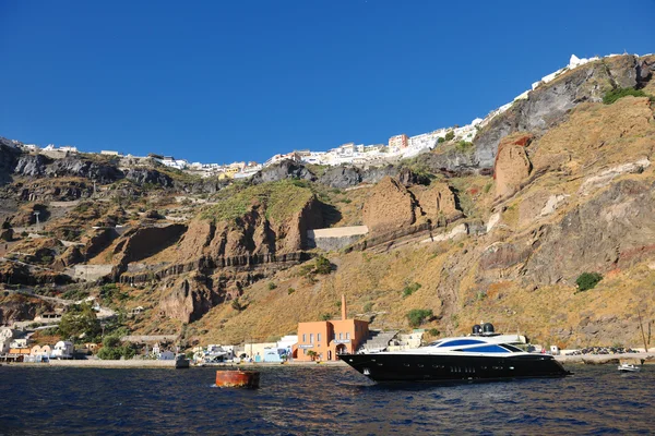 Côte de l'île de Santorin avec yacht de luxe — Photo