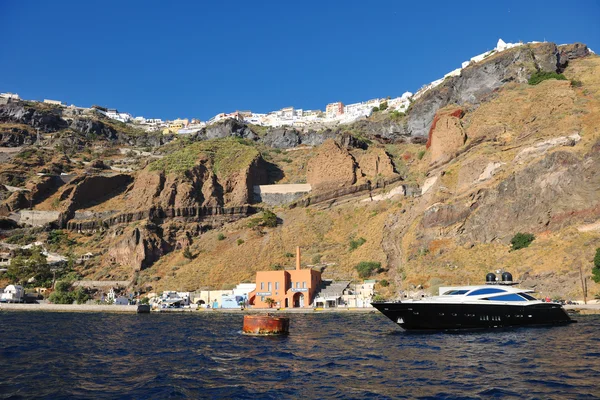 Pobřeží ostrova Santorini s luxusní jachty — Stock fotografie