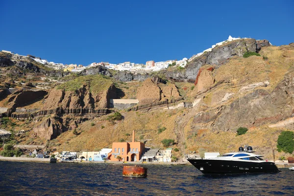 Santorini saaren rannikolla ylellisyyttä jahti — kuvapankkivalokuva