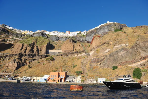 Pobřeží ostrova Santorini s luxusní jachty — Stock fotografie