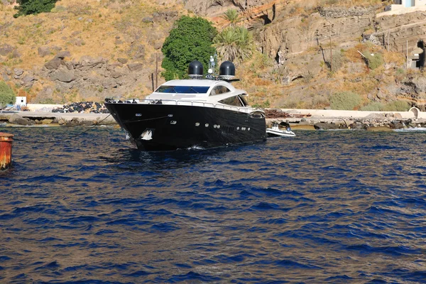 Santorini Inselküste mit Luxusjacht — Stockfoto