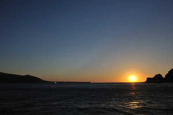 Ελλάδα ρομαντικό ηλιοβασίλεμα στη θάλασσα — Φωτογραφία Αρχείου