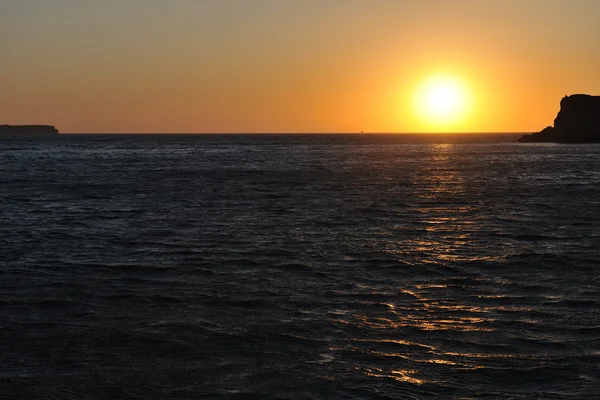 Ελλάδα ρομαντικό ηλιοβασίλεμα στη θάλασσα — Φωτογραφία Αρχείου