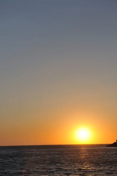 海でギリシャのロマンチックな夕日 — ストック写真