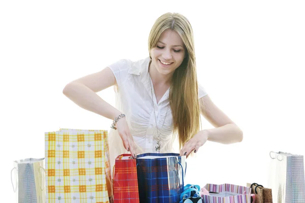 Счастливые молодые взрослые женщины ходят по магазинам с цветными сумками — стоковое фото