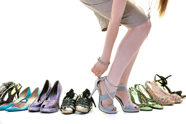Mujer bastante joven con adicción a los zapatos de compra, aislado en whit —  Fotos de Stock