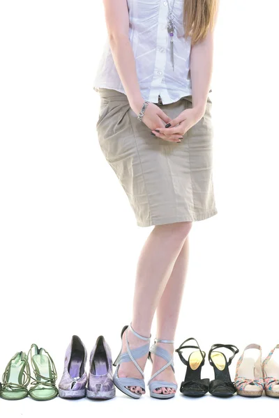 Bardzo młoda kobieta z kupnem butów uzależnienia, na białym tle na Zielone Świątki — Zdjęcie stockowe