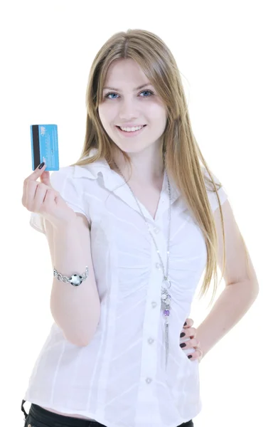 Jovem mulher segurar cartão de crédito — Fotografia de Stock