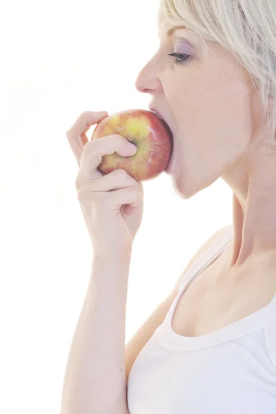 Jovem feliz come maçã isolada em branco — Fotografia de Stock