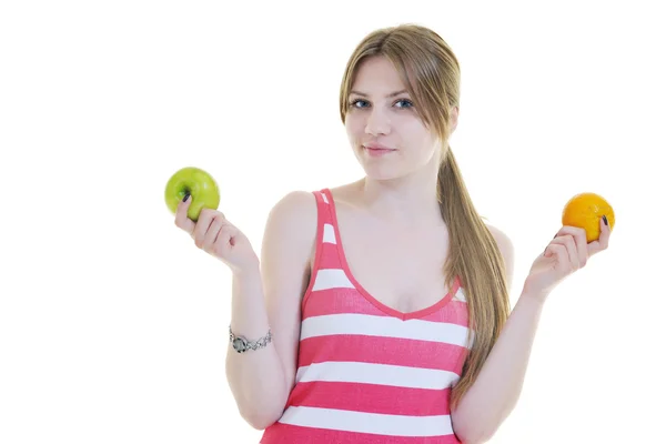 Felice giovane donna mangiare mela isolato su bianco — Foto Stock