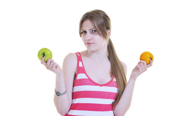 Šťastná mladá žena jíst jablko izolovaných na bílém — Stock fotografie