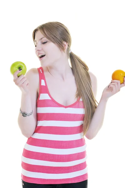 Szczęśliwa młoda kobieta jeść jabłko na białym tle — Zdjęcie stockowe