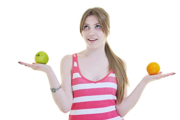 Счастливая молодая женщина ест яблоко изолированы на белом — стоковое фото