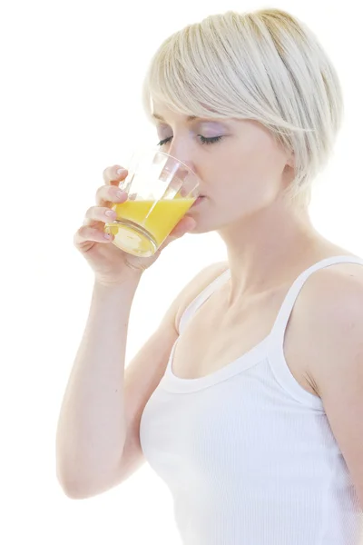Νεαρή γυναίκα Συμπιέστε το χυμό από πορτοκάλι — Φωτογραφία Αρχείου