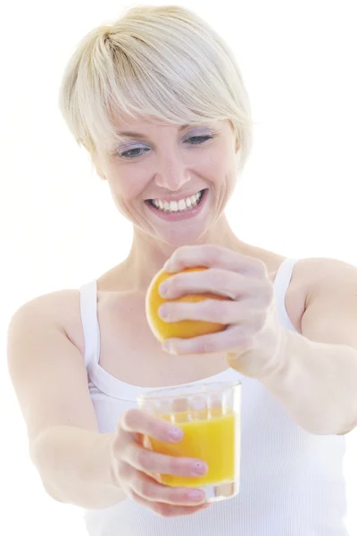 Νεαρή γυναίκα Συμπιέστε το χυμό από πορτοκάλι — Φωτογραφία Αρχείου