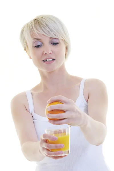 Ung kvinna pressa apelsinjuice — Stockfoto