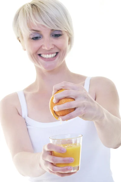 Giovane donna spremere succo d'arancia — Foto Stock