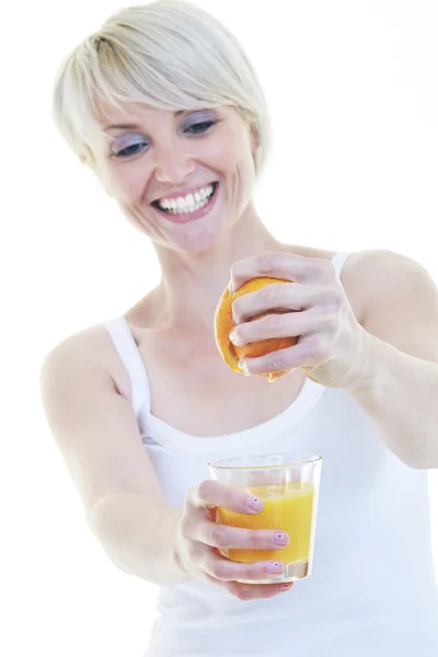 Giovane donna spremere succo d'arancia — Foto Stock