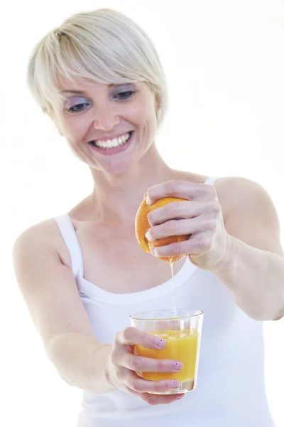 若い女性はオレンジ ジュースを絞る — ストック写真