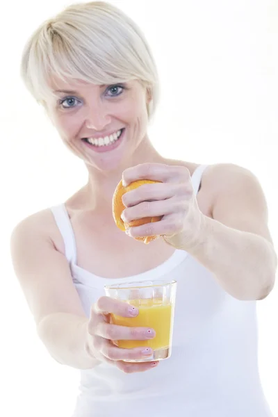 若い女性はオレンジ ジュースを絞る — ストック写真