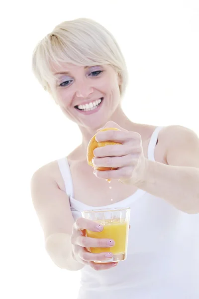 Jovem mulher espremer suco de laranja — Fotografia de Stock