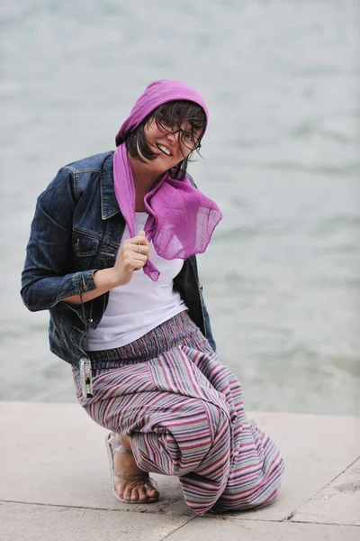 在海滩上戴围巾的年轻漂亮女人 — 图库照片