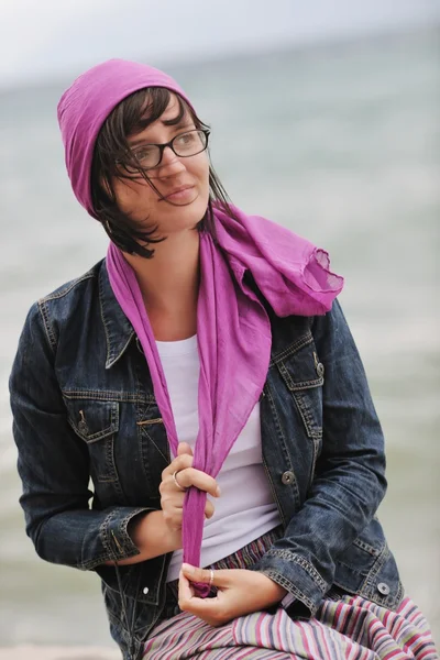 Красива молода жінка на пляжі з шарфом — стокове фото