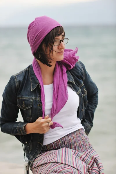 スカーフを持つビーチで美しい若い女性 — ストック写真