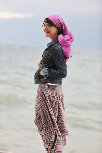 Hermosa mujer joven en la playa con bufanda — Foto de Stock