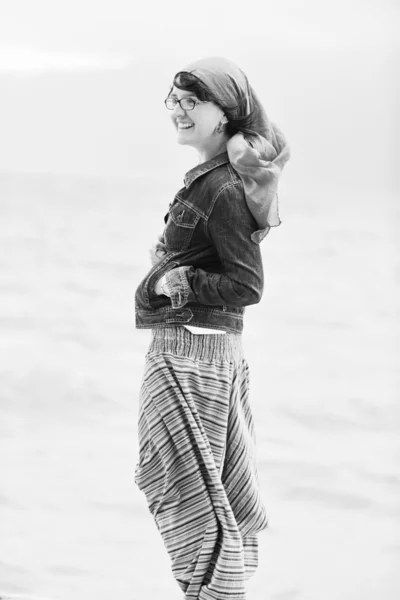 Красивая молодая женщина на пляже с шарфом — стоковое фото
