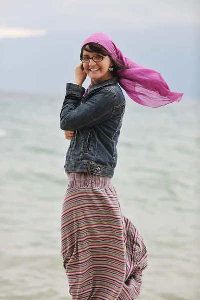 Gyönyörű fiatal nő a strandon sállal — Stock Fotó