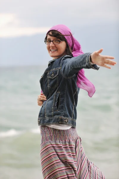 Bela jovem mulher na praia com cachecol — Fotografia de Stock
