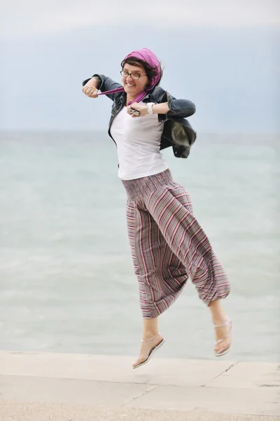 スカーフを持つビーチで美しい若い女性 — ストック写真