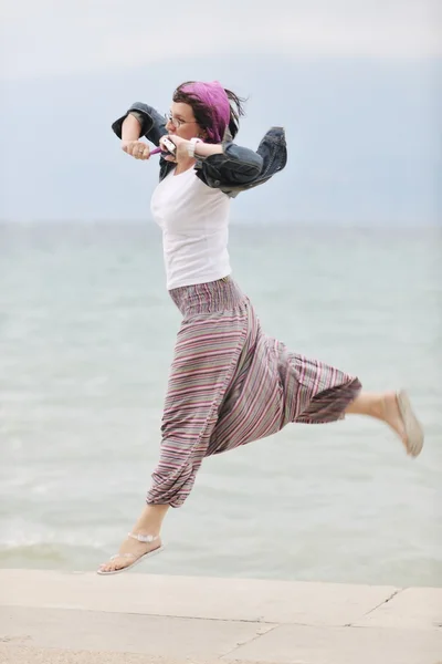 Schöne junge Frau am Strand mit Schal — Stockfoto