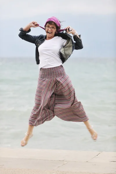 Vacker ung kvinna på stranden med halsduk — Stockfoto