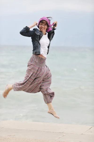 Schöne junge Frau am Strand mit Schal — Stockfoto