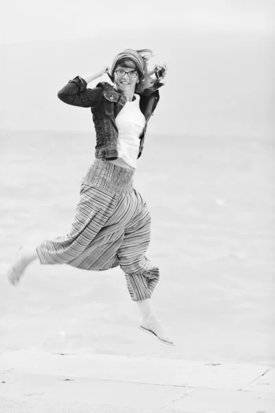 Hermosa mujer joven en la playa con bufanda — Foto de Stock