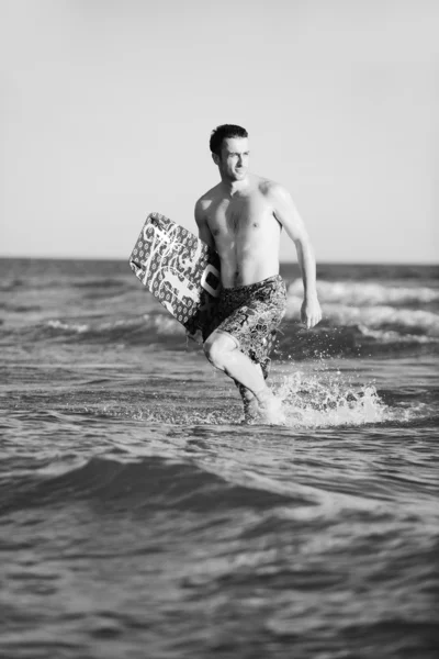일몰에 바닷가에 젊은 kitsurf 남자의 초상화 — 스톡 사진