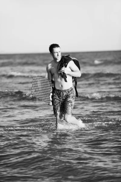 Πορτραίτο ενός άνδρα νέων kitsurf στην παραλία στο ηλιοβασίλεμα — Φωτογραφία Αρχείου