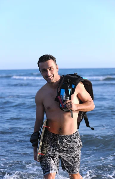 Retrato de un joven kitsurf en la playa al atardecer — Foto de Stock
