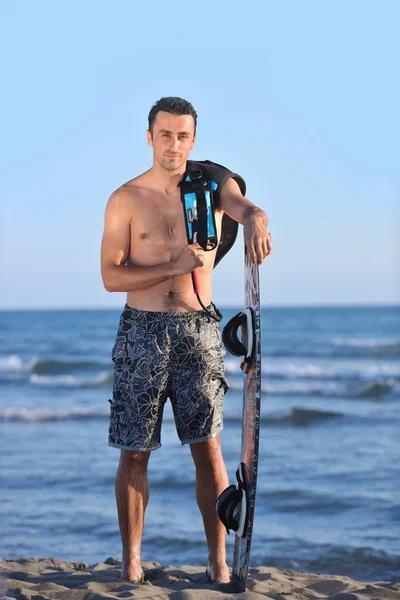 Πορτραίτο ενός άνδρα νέων kitsurf στην παραλία στο ηλιοβασίλεμα — Φωτογραφία Αρχείου